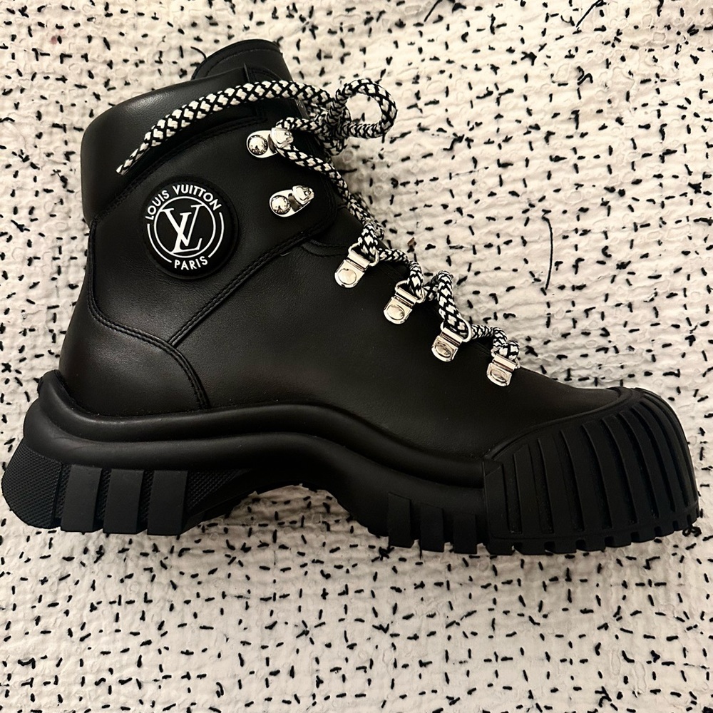 New! Louis Vuitton Ruby Flat Ranger Boots